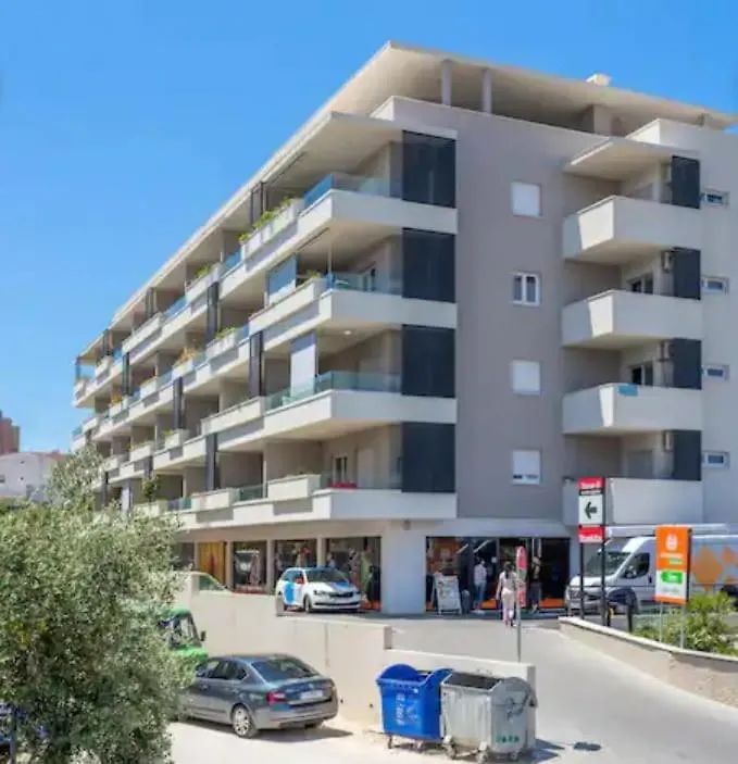 Apartment N&B Split