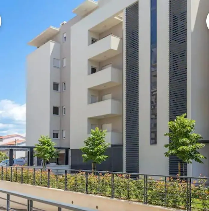 Apartment N&B Split